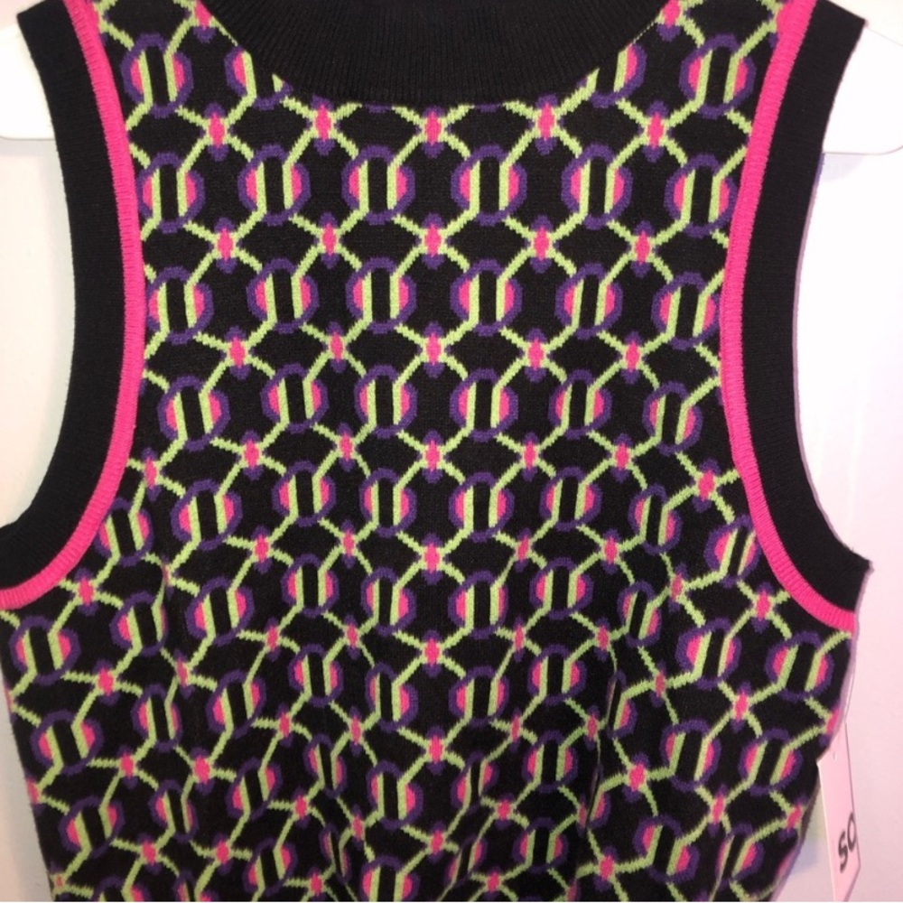 Geometric Patterned Sleeveless Sweater Vest
Top - Multicolor